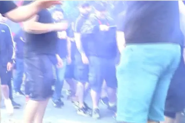 VIDEO Echipa Realitatea PLUS, agresată de suporteri, înaintea meciului CS Afumați - Steaua. Imagini-șoc