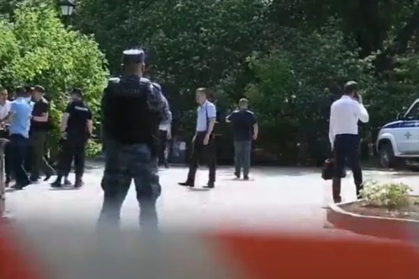 Scene de GROAZĂ într-un parc din Rusia: Trei bărbați, uciși cu cuțitul în urma unui conflict spontan. Atacatorul, rănit de polițiști