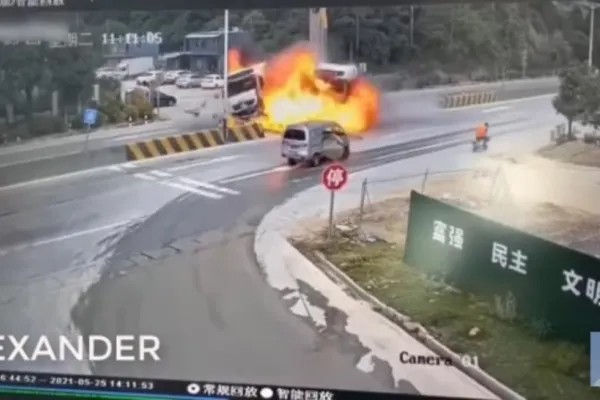 Accident înfiorător, în China: impact violent între două camioane - incendiu uriaș!