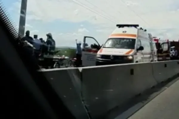 Accident pe DN1, în Pofigrafu. Șoferul unui microbuz cu 8 pasageri s-a răsturnat cu mașina. Traficul este restricționat pe drumul spre munte