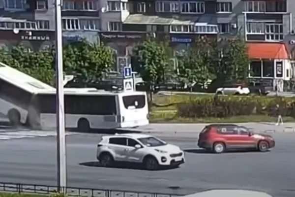 VIDEO | Momente de groază pentru călători: 6 răniți, după ce un autobuz a lovit din plin un stâlp, în Rusia