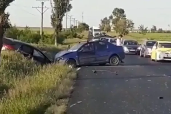 Accident auto grav. O tânără de 25 de ani a intrat cu mașina în șanț, iar mai apoi într-un gard