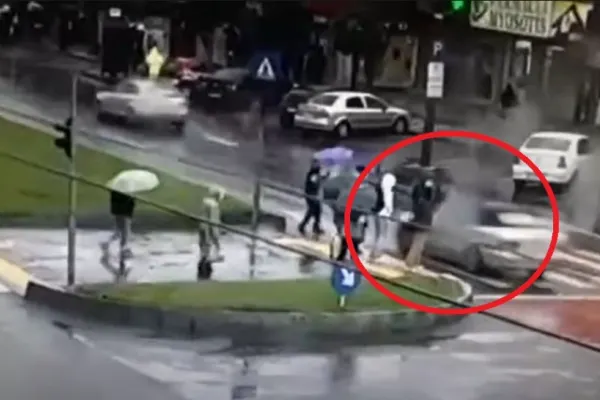 VIDEO - Doi tineri, spulberați pe trecerea de pietoni - Imaginile groazei
