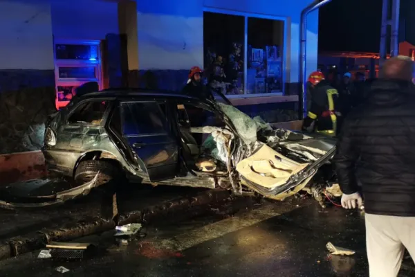 Accident grav - Două persoane rănite după ce o mașină a lovit violent zidul unei case