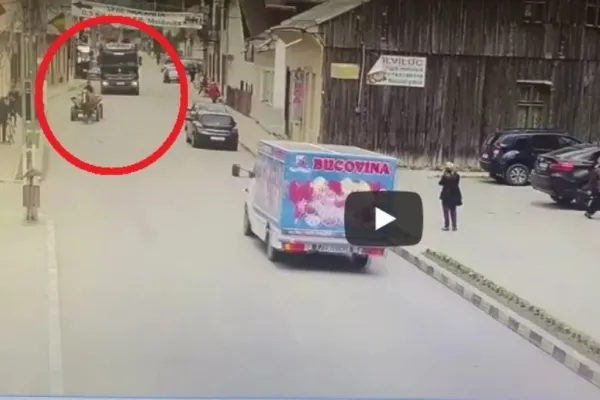 VIDEO - Accident grav - Un camion cu bușteni a lovit o căruță