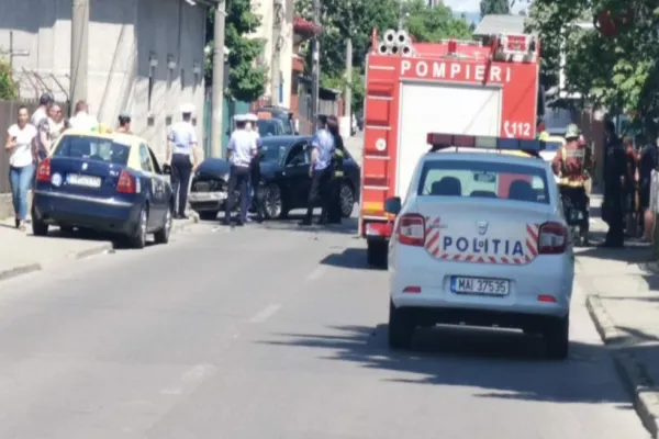 Accident cu trei mașini în Ploiești. Trei persoane rănite, printre care și un bebeluș