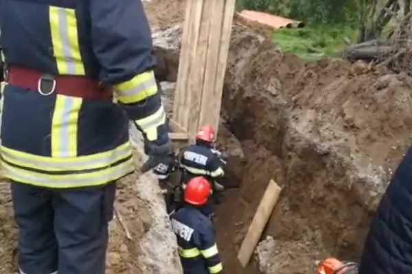 VIDEO Accident tragic la Galați, un bărbat a murit îngropat sub un mal de pământ