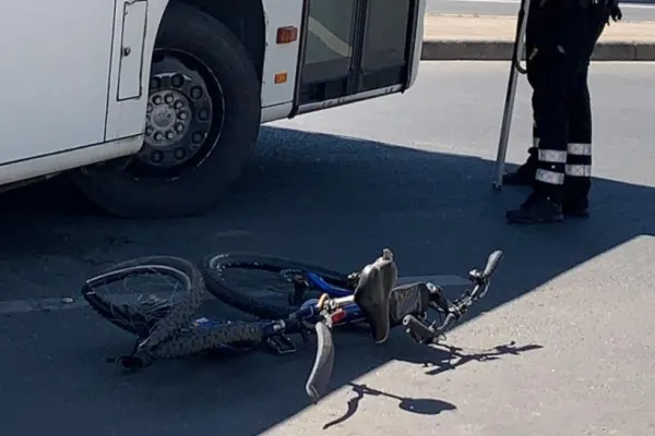 VIDEO Accident grav la Piața Crângași din București, un biciclist a fost izbit și prins sub un autobuz