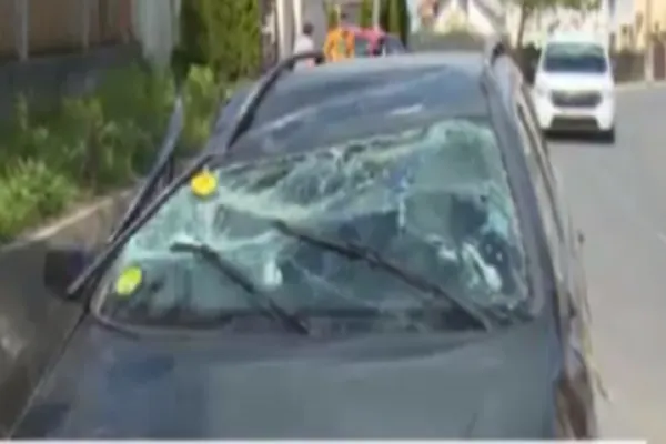 Doi frați, răniți într-un accident rutier provocat chiar de mama lor. Femeia e șoferiță începătoare