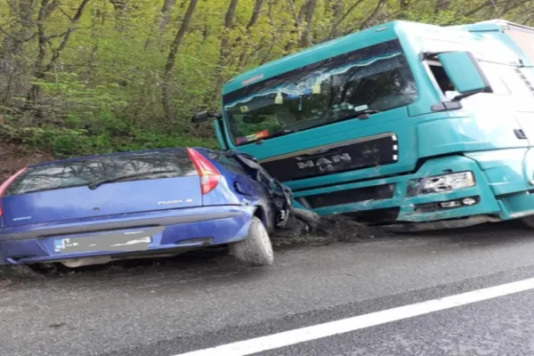 FOTO | Grav accident între Cluj şi Oradea! Un tânăr de 20 de ani a murit