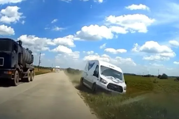 VIDEO | Curierat la limită. A luat-o pe arătură ca să evite un accident periculos