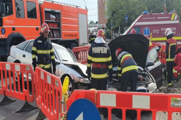 Accident în municipiul Constanța: Două mașini au căzut într-o groapă. Ambii șoferi au rămas încarcerați