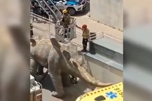 Bărbat GĂSIT MORT, într-un dinozaur decorativ. Detaliul tulburător făcut public de polițiști