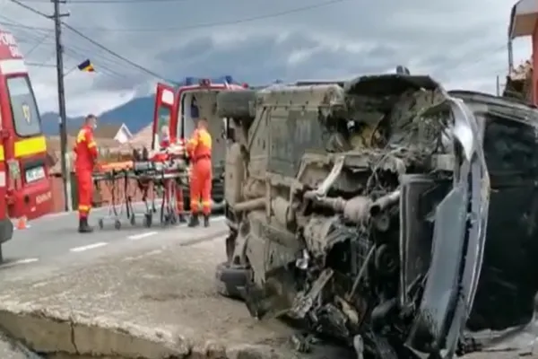 FOTO  Intervenție de urgență a SMURD la un accident petrecut pe DN 17, în județul Bistrița. Doi tineri de până în 25 de ani, transportați la spital