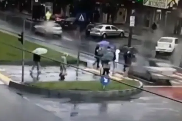 VIDEO | Loviți în plin de mașină, pe trecerea de pietoni, pe culoarea verde