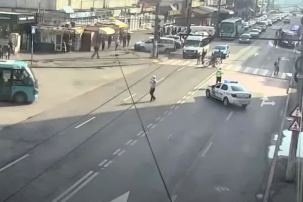 VIDEO | Un bărbat a fost spulberat lângă trecerea de pietoni de o șoferiță de 25 de ani