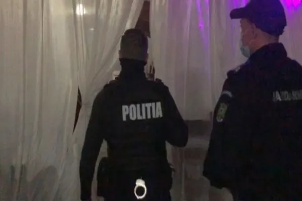 Un bărbat care ar fi trebuit să se afle în izolare la domiciliu a fost găsit de polițiști la un botez