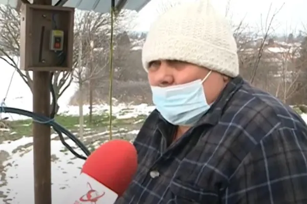 Realitatea de lângă tine - Georgeta Baboi cară zeci de litri de apă cu o singură mână de la mare distanță pentru că nu are bani să sape o fântână