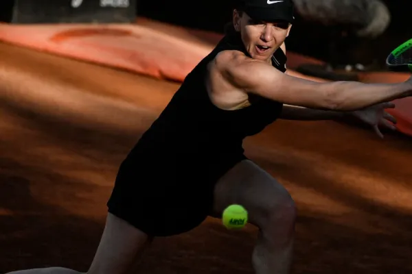 Simona Halep s-a accidentat și a abandonat în meciul cu Angelique Kerber, în turul 2 al turneului de la Roma