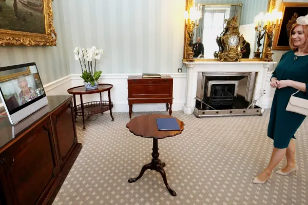 Laura Popescu, noul ambasador al României la Londra, i-a prezentat scrisorile de acreditare reginei Elisabeta a II-a, într-o ceremonie specială