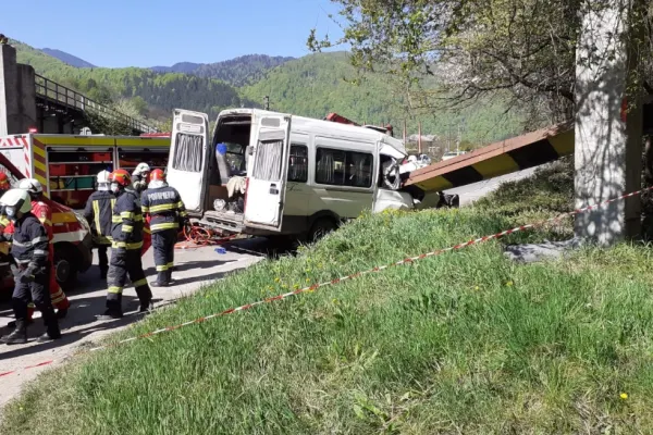 VIDEO | ACCIDENT neobișnuit! Bucăți dintr-un pod de tren au căzut peste un microbuz plin cu pasageri: 2 morți, 3 răniți