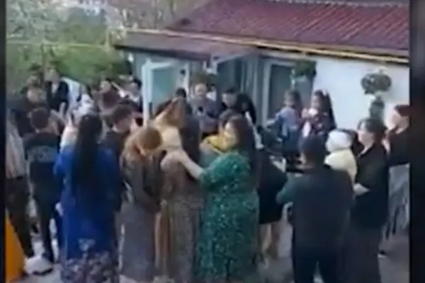 VIDEO Petrecere de majorat, cu zeci de invitați, oprită de polițiștii suceveni