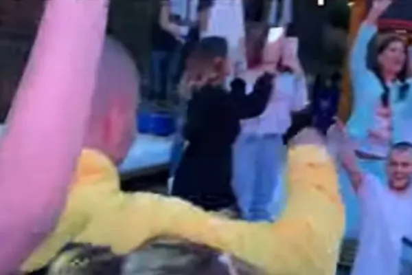 VIDEO Petrecere antirestricții cu zeci de participanți, la Văliug. Polițiștii îi caută pe participanți