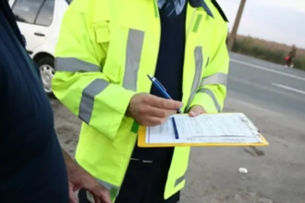 Incredibil: Șofer urmărit și amendat de polițiști după ce le-a atras atenția că au parcat neregulamentar