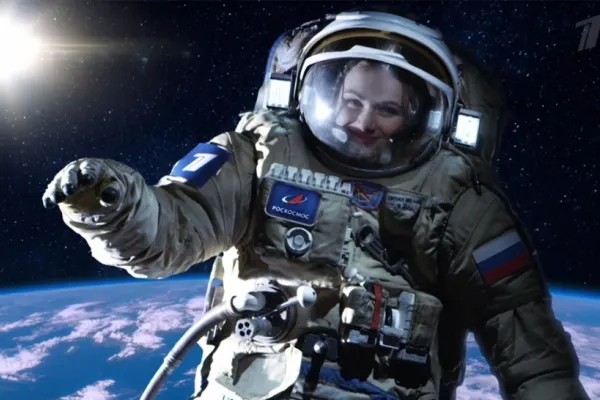 Rusia și SUA, în competiție strânsă pentru primul film artistic în spațiu. Julia Peresild şi Klim Shipenko, la bordul ISS - Când ajunge și Tom Cruise