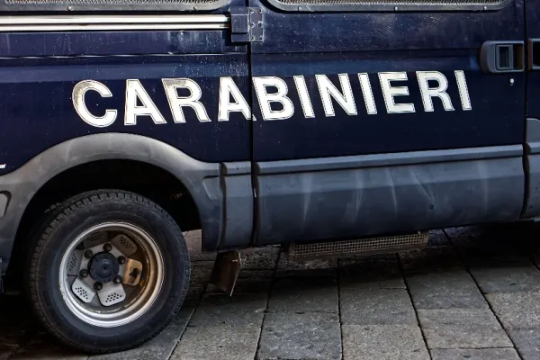 Româncă, rănită gravă de o italiancă care a încercat să se sinucidă, aruncându-se de la etaj! Femeia mergea pe trotuar și s-a pomenit cu italianca peste ea