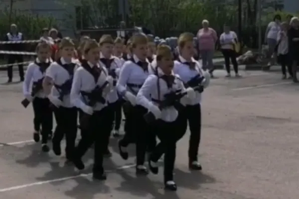 Serbare școlară marca Putin: Elevi de clasa a III-a, cu arma în mână de ziua Victoriei: ”Dumnezeu este cu noi!”