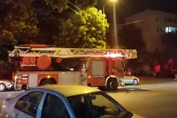 VIDEO Pompierii și polițiștii, ținuți în alertă de un bărbat care amenința că aruncă în aer blocul în care locuiește