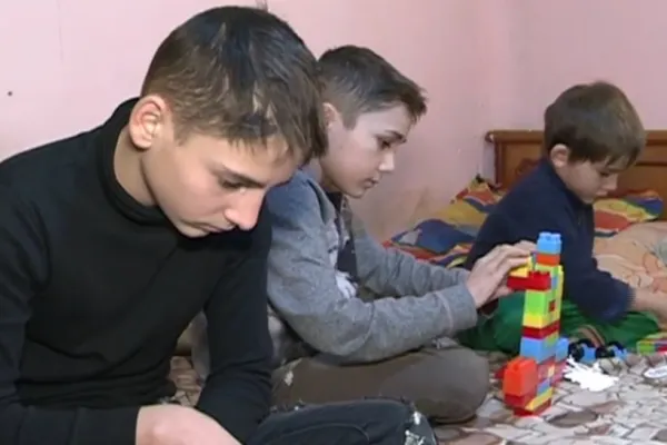 Realitatea de lângă tine. O viață la lighean. Copiii care nu au văzut niciodată o baie. Povestea Steluței