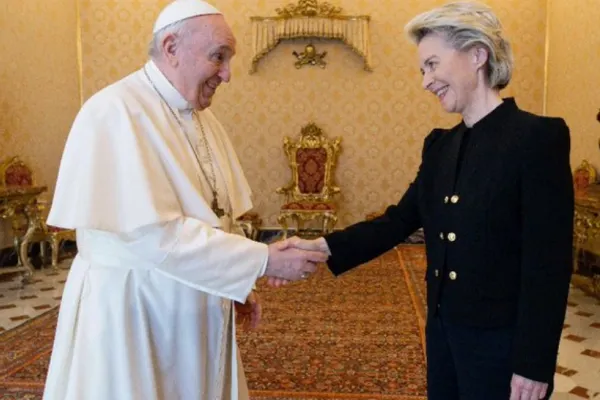Ce a discutat Ursula von der Leyen cu Papa Francisc, la Vatican - Cadourile oferite după prima audiență la Suveranul Pontif
