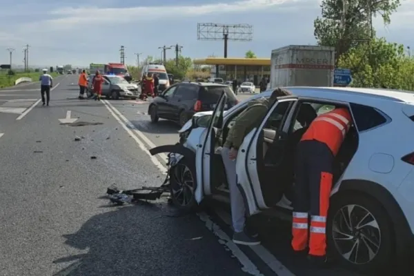 Trei minori şi doi adulţi, răniţi într-un accident rutier în orașul Roman