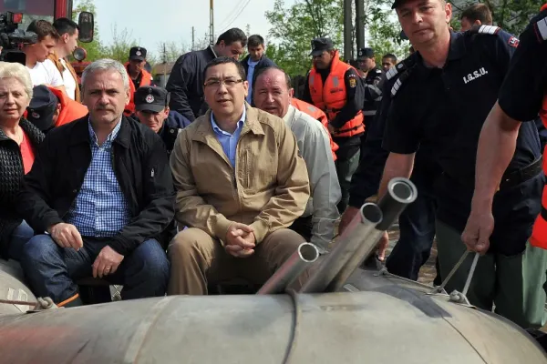 Dragnea și Ponta au ajuns sursă de inspirație pentru guvernanții ruși. Un oficial a fost surprins într-o barcă prin orașul inundat Kerci - Imagini incredibile