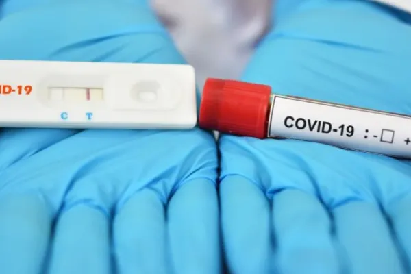 Decizia privind dovada de vaccinare sau testarea contra cost scoate angajații în stradă și în România. Guvernul, acuzat de abuz și discriminare