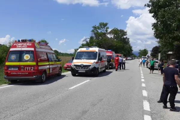 FOTO/VIDEO Accident GRAV, la limita dintre judeţele Gorj şi Vâlcea: 1 mort și 4 răniți, printre care și 2 copii