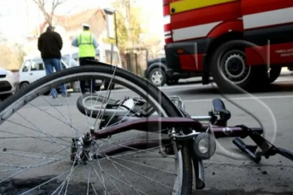 Un biciclist în vârstă de 82 de ani, la spital după ce a fost acroșat de o mașină. Poliția a deschis dosar penal
