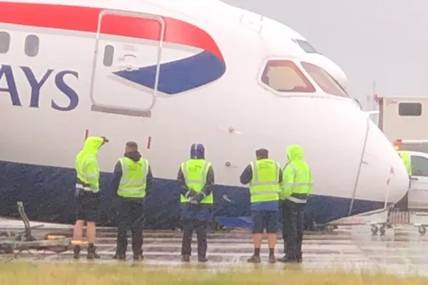 FOTO + VIDEO Accident spectaculos pe aeroportul Heathrow, un Boeing 787 a căzut în "bot"
