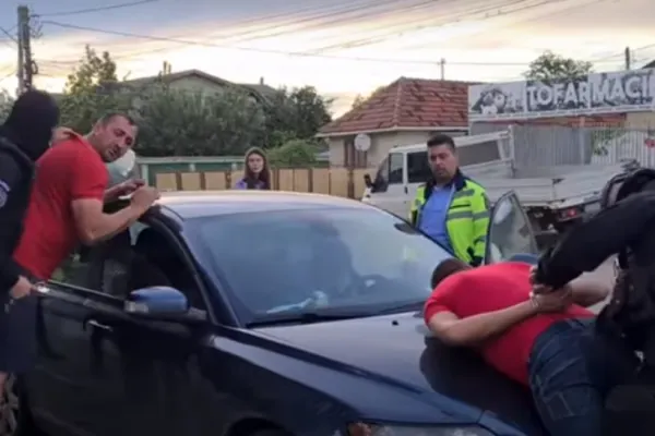 VIDEO | Un activist, bătut de vânzătorii ilegali de față cu polițiștii. Sindicaliștii cer înăsprirea legii pentru agresori