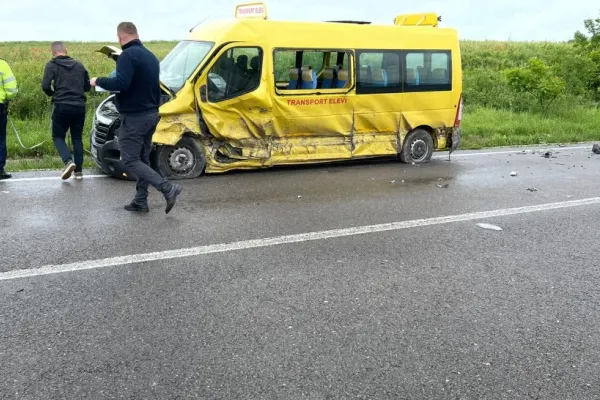 Accident grav în județul Giurgiu, între un microbuz și două mașini. Cinci persoane rănite