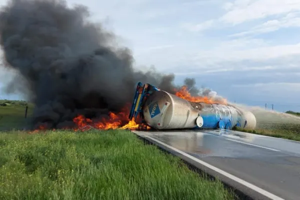 VIDEO O cisternă încărcată cu motorină a EXPLODAT pe DN21A! Nu s-au înregistrat victime, traficul în zonă este complet blocat