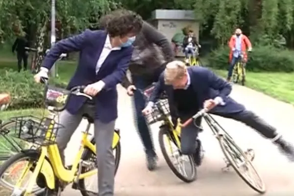 VIDEO Incident hilar, șeful unei mari bănci a căzut cu bicicleta, sub ochii lui Nicușor Dan și Tanczos Barna