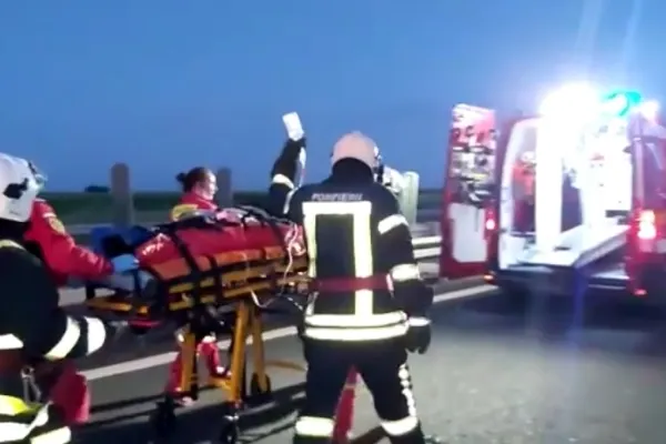 Accident auto grav. Tânără de 17 ani, prinsă între două mașini parcate, lovite o un autoturism scăpat de sub control