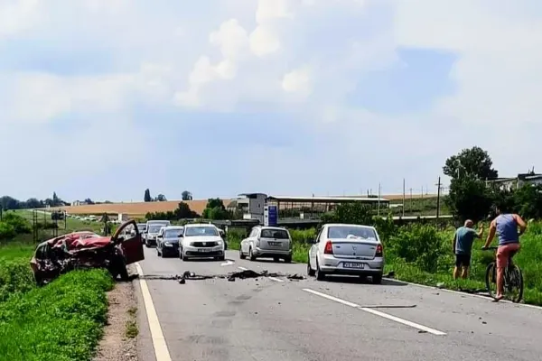 Accident grav în Galați, un microbuz s-a ciocnit frontal cu un autoturism. Mai multe persoane au fost rănite