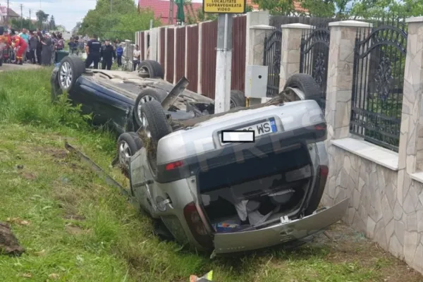 Accident grav, în jud. Satu Mare. 7 victime, între care 2 copii. Mașinile s-au răsturnat după impact