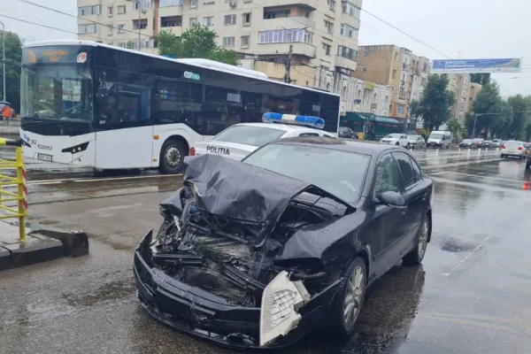 Accident șocant, în Iași: un șofer DROGAT a lovit 15 mașini și un tramvai