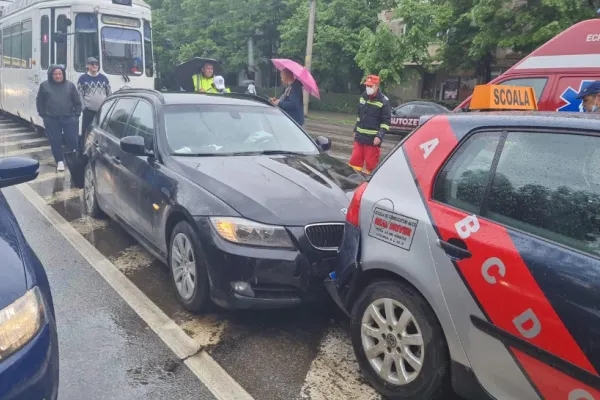 Șoferul DROGAT care a lovit 15 mașini și un tramvai a încercat să calce un PIETON, înainte de accident - VIDEO