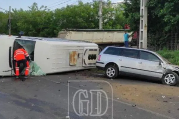 Doi morți într-un accident dintre un microbuz școlar și un autoturism